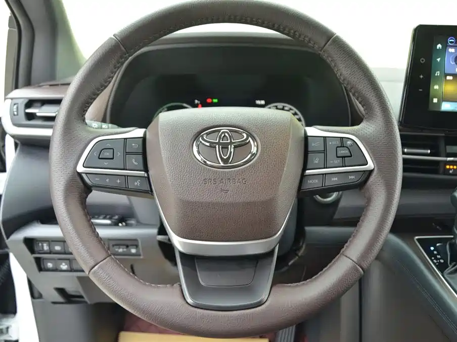 Toyota Granvia 2024 2.5L Hybrid Premium PLUS 4WD Edition фото 7