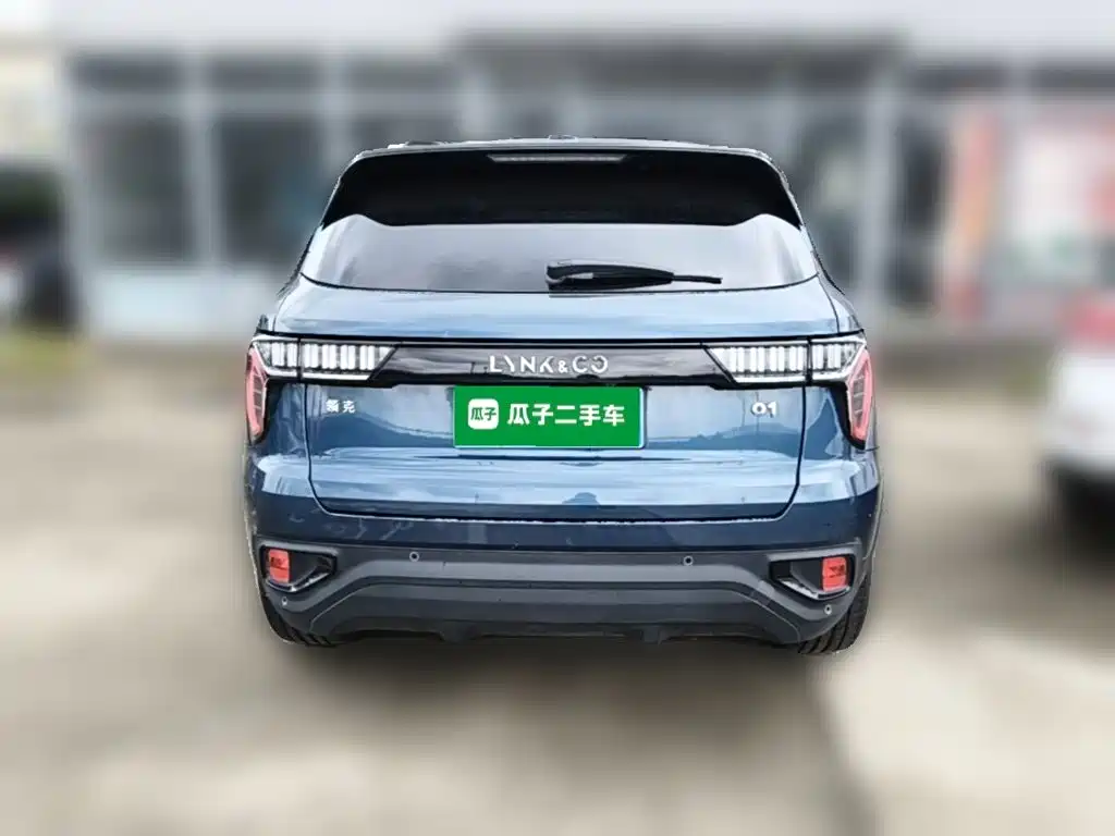 Фото 8 - Lynk & Co 01