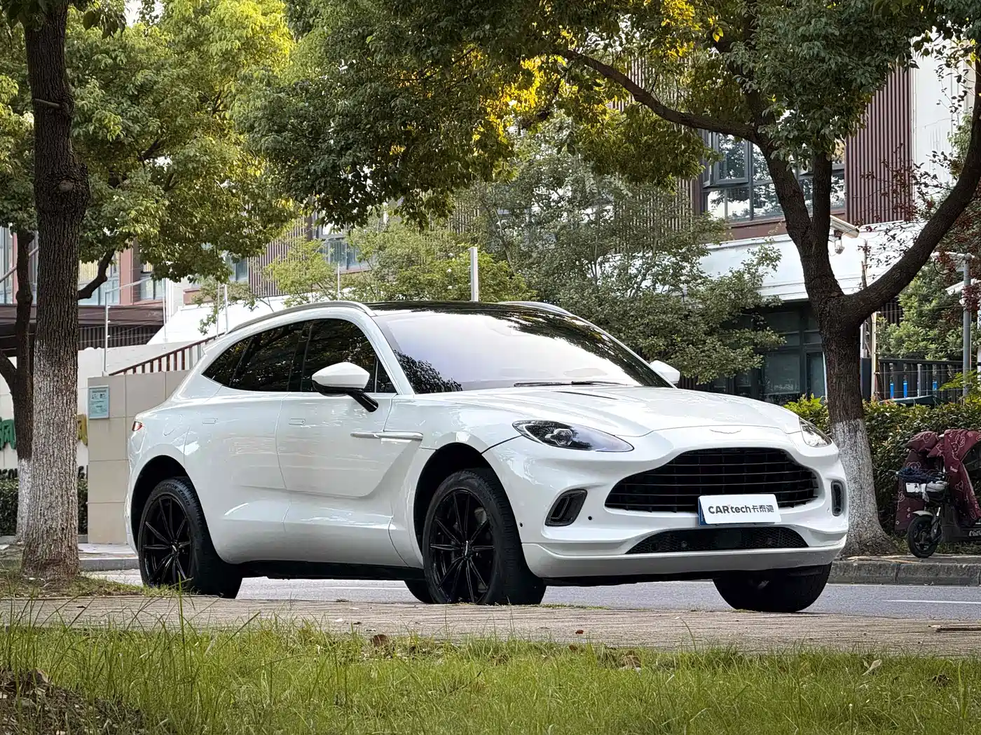 ASTON MARTIN DBX