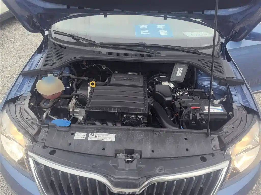 Škoda Skoda Rapid Spaceback 2014 1.6L Automatic Joy Edition фото 20