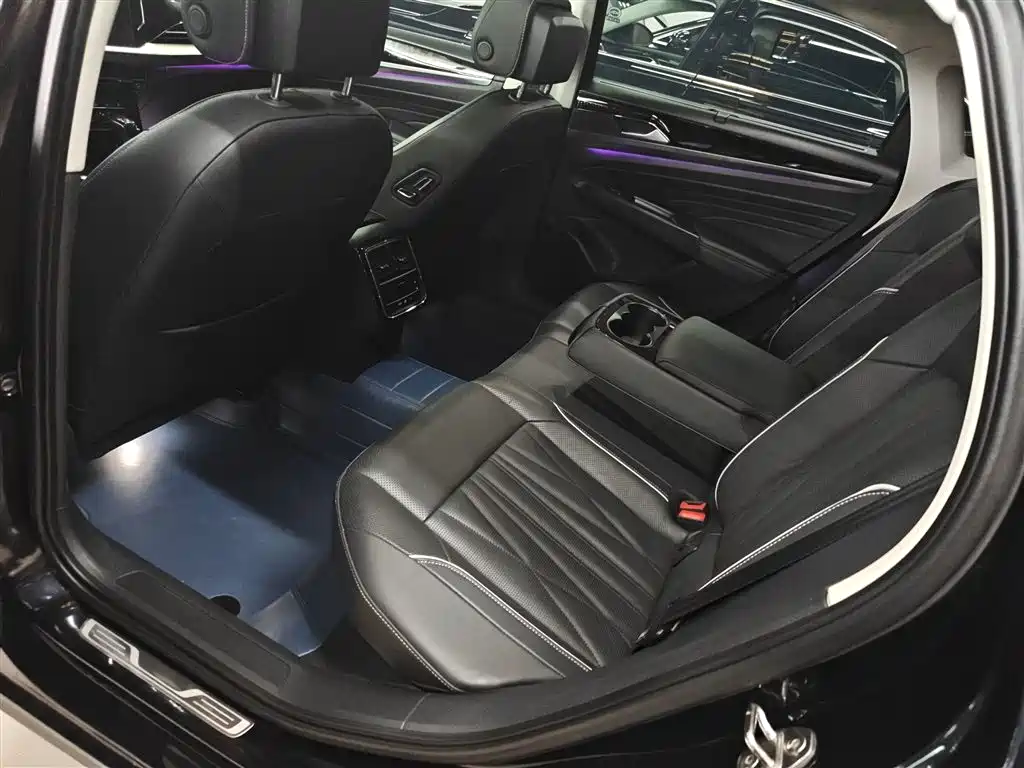 Volkswagen Passat 2022 330TSI Starlight Luxury Edition фото 14