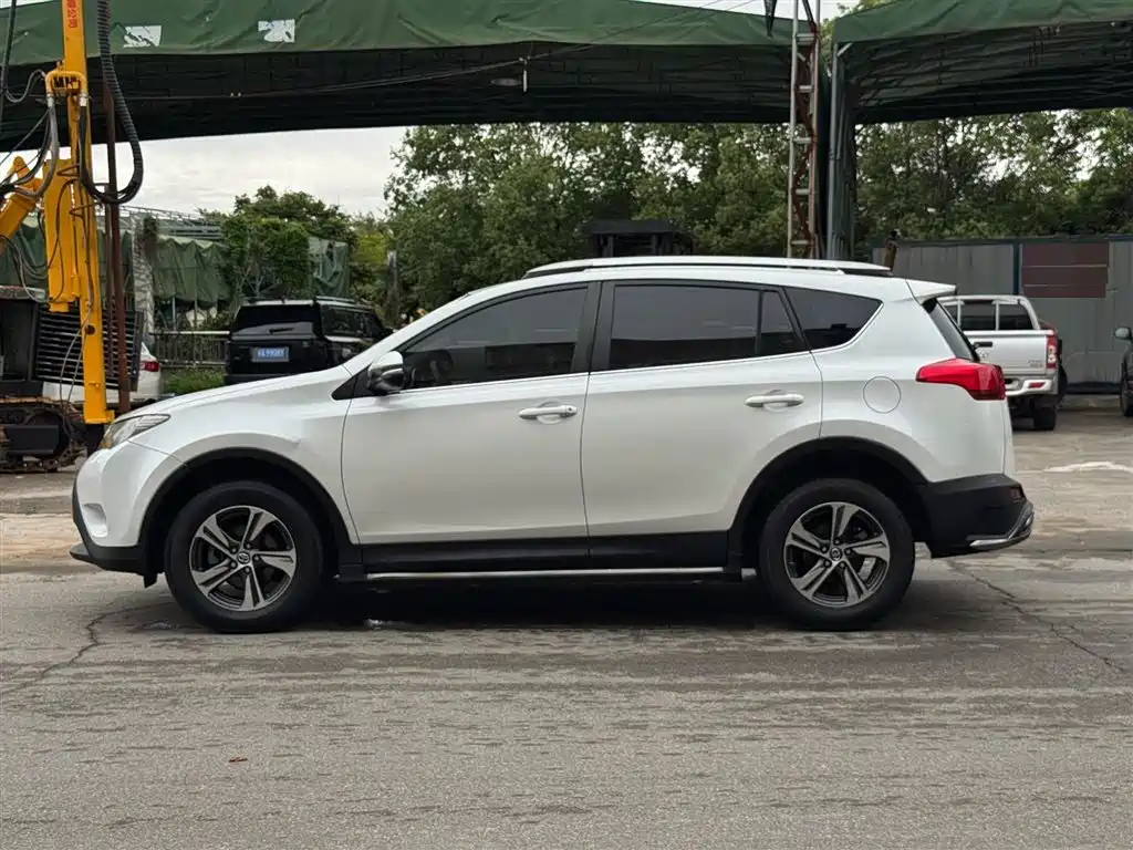 Toyota RAV4 Rongfang 2015 2.0L CVT 2WD Trend Edition фото 18