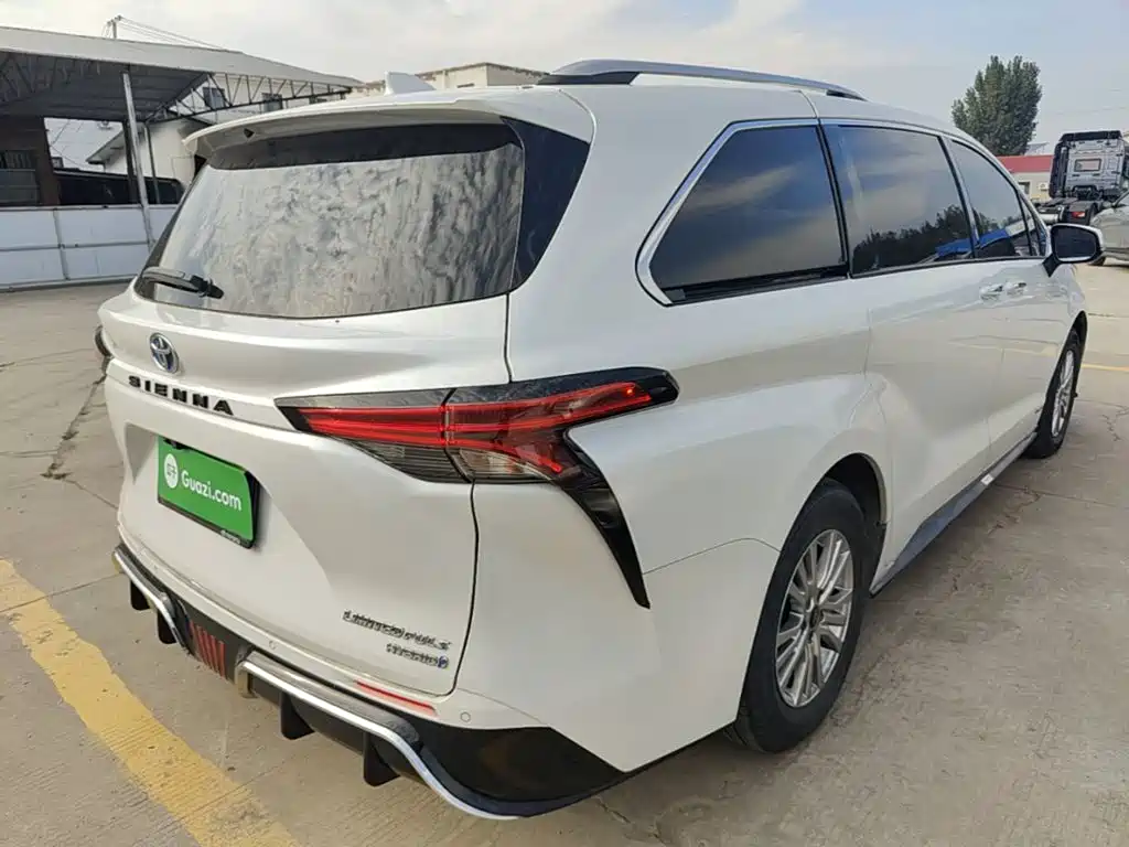 Photo 7 - Toyota Sienna