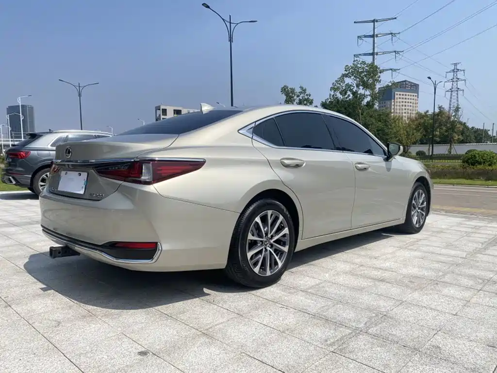 Фото 10 - Lexus ES