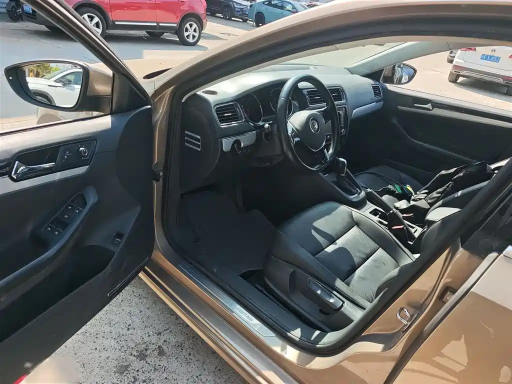 Volkswagen Sagitar 2015 1.6L Automatic Comfort фото 14
