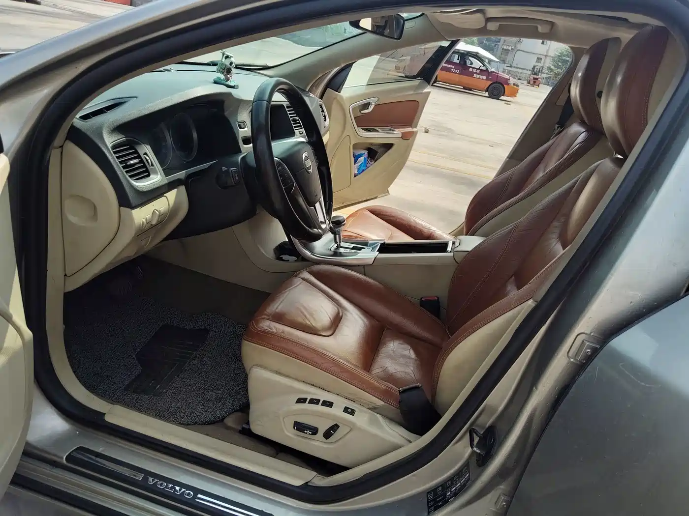 Photo 8 - Volvo S60 (Import)