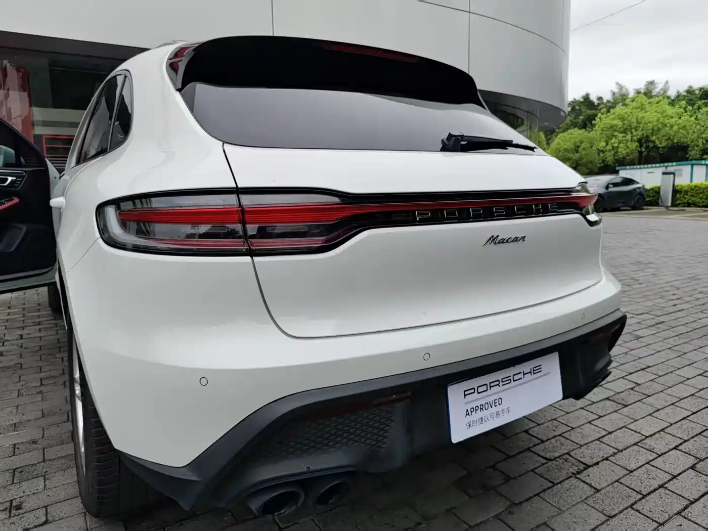 PORSCHE MACAN