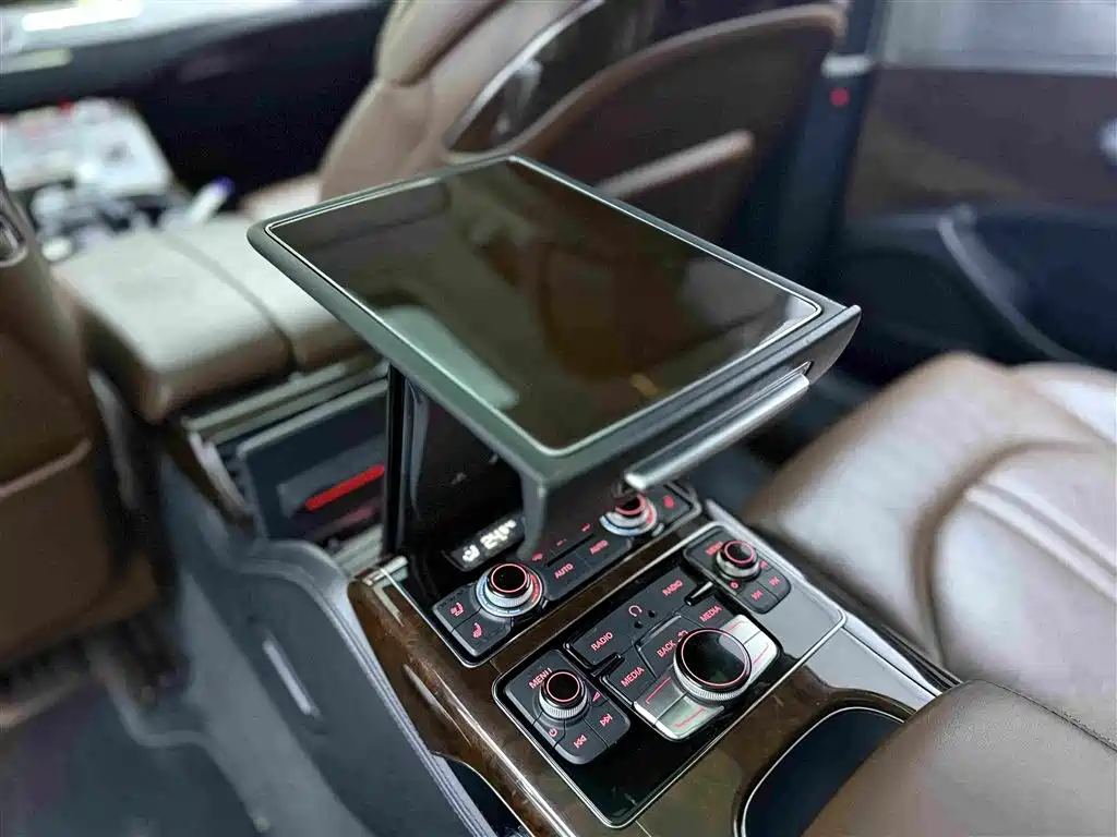 Фото 20 - Audi A8