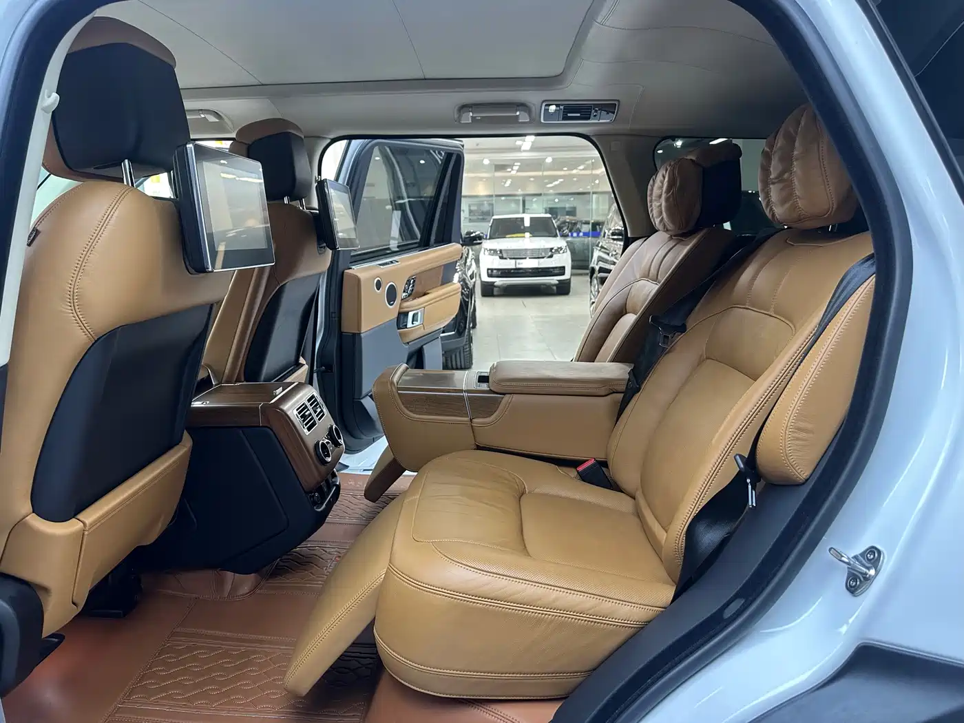 Land Rover Range Rover 2020 3.0 L6 Supreme Creation Extended Version фото 17