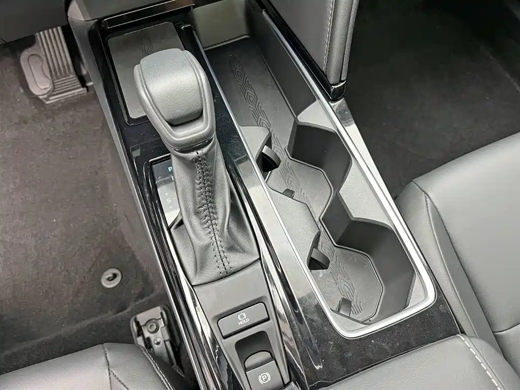 Toyota Camry 2024 Hybrid 2.0HE Elite Edition фото 17