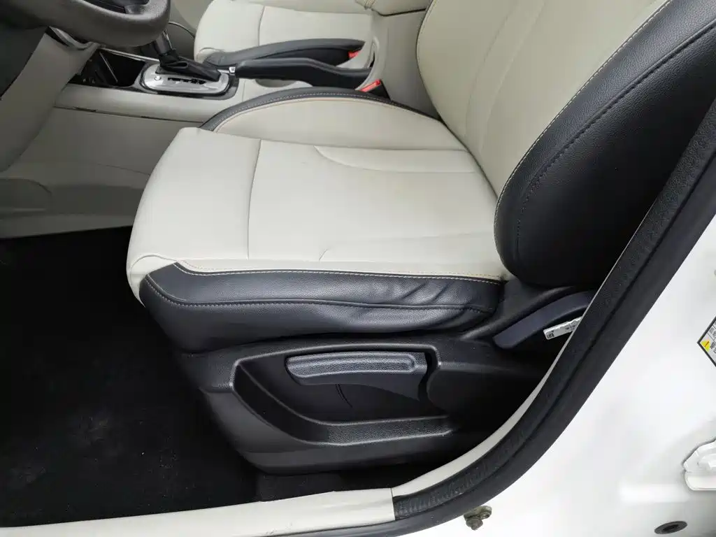 Dongfeng Fengxing Joyear XV 2016 2016 1.6L CVT Comfort