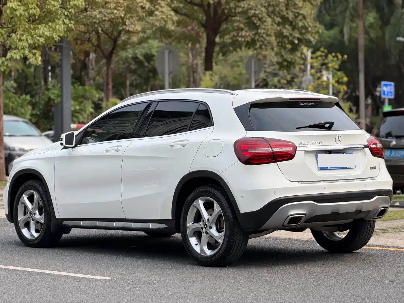 MERCEDES-BENZ GLA