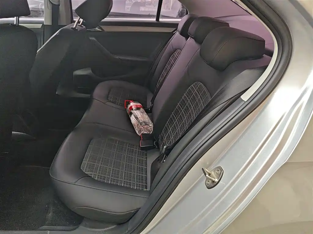 Volkswagen Jetta 2017 1.5L Automatic Comfort фото 10