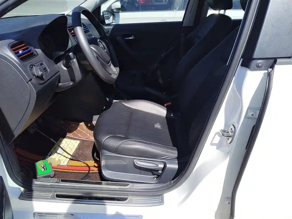 Volkswagen Polo 2016 1.4L Automatic Trend фото 15
