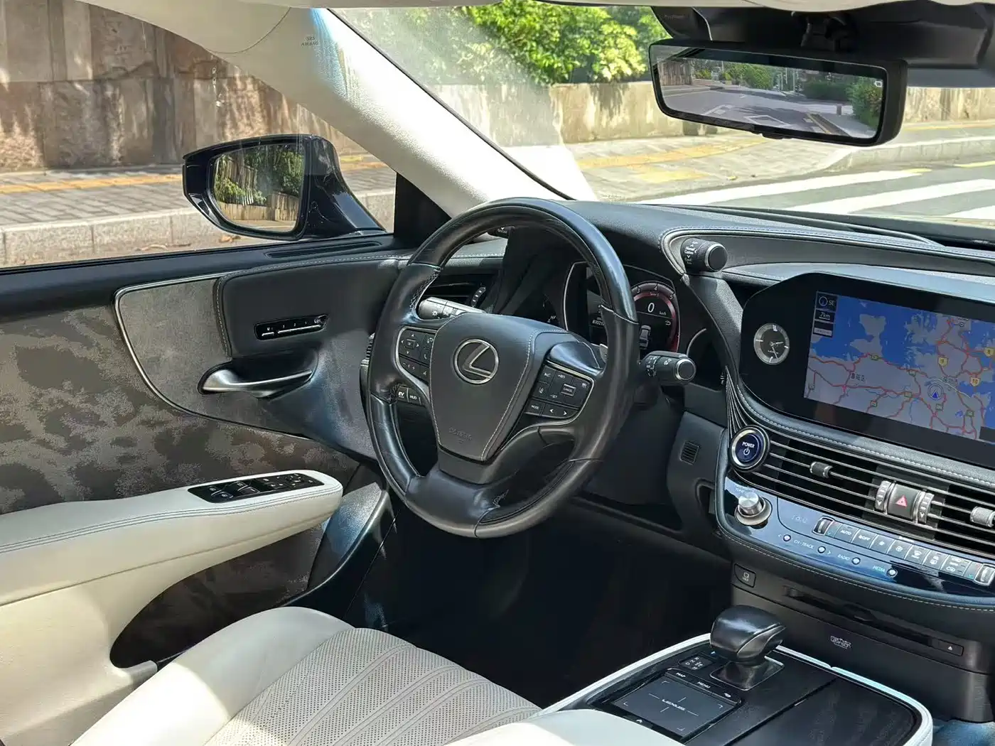 Lexus LS 2021 500h Executive Edition фото 11