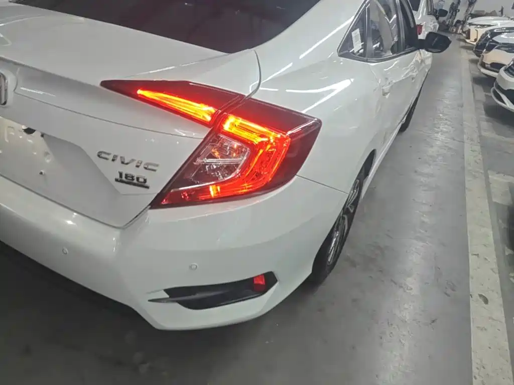 Фото 8 - Honda Civic