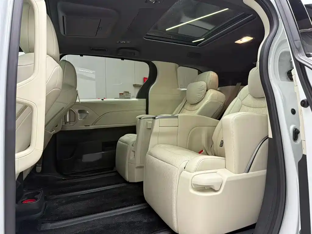 Toyota Sienna 2024 2.5L Hybrid Platinum Edition фото 17