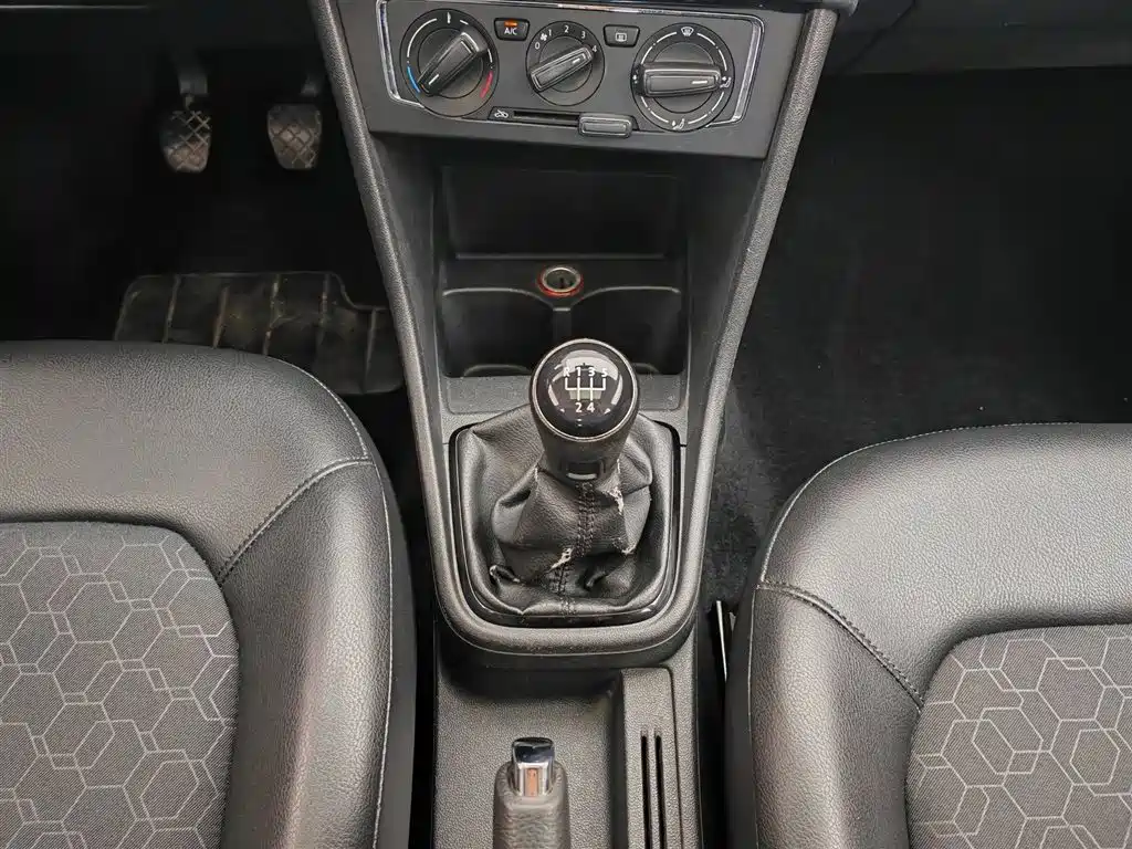 Volkswagen Santana 2013 1.6L Manual Comfort Edition фото 13