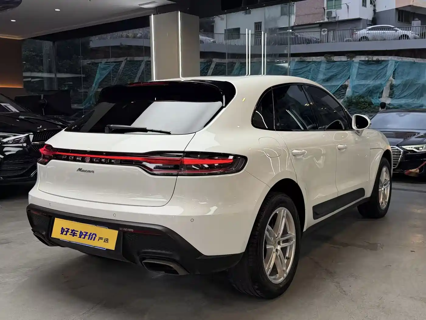 PORSCHE MACAN