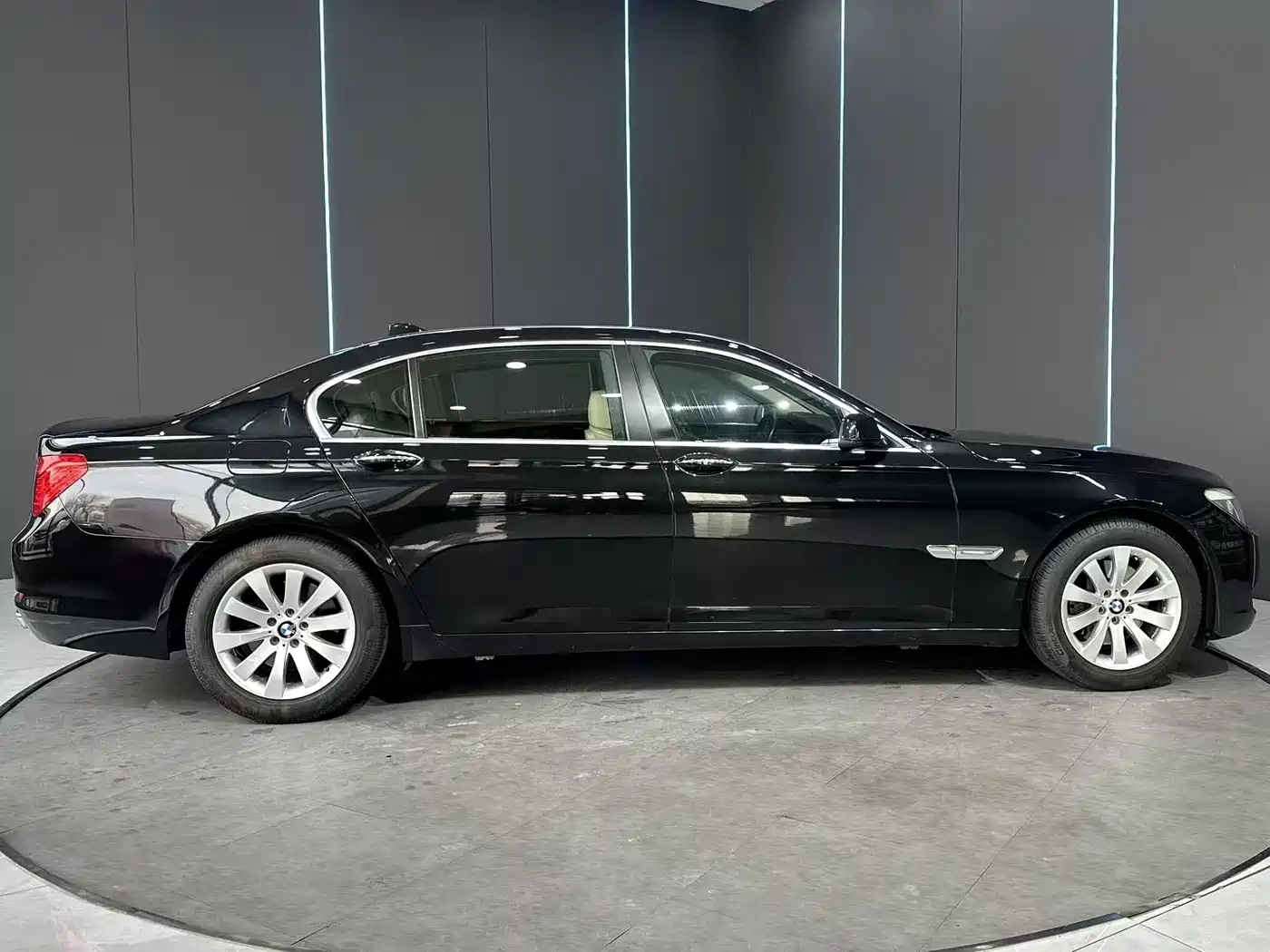 BMW 7 Series 2009 Model 740Li Leading Edition фото 5
