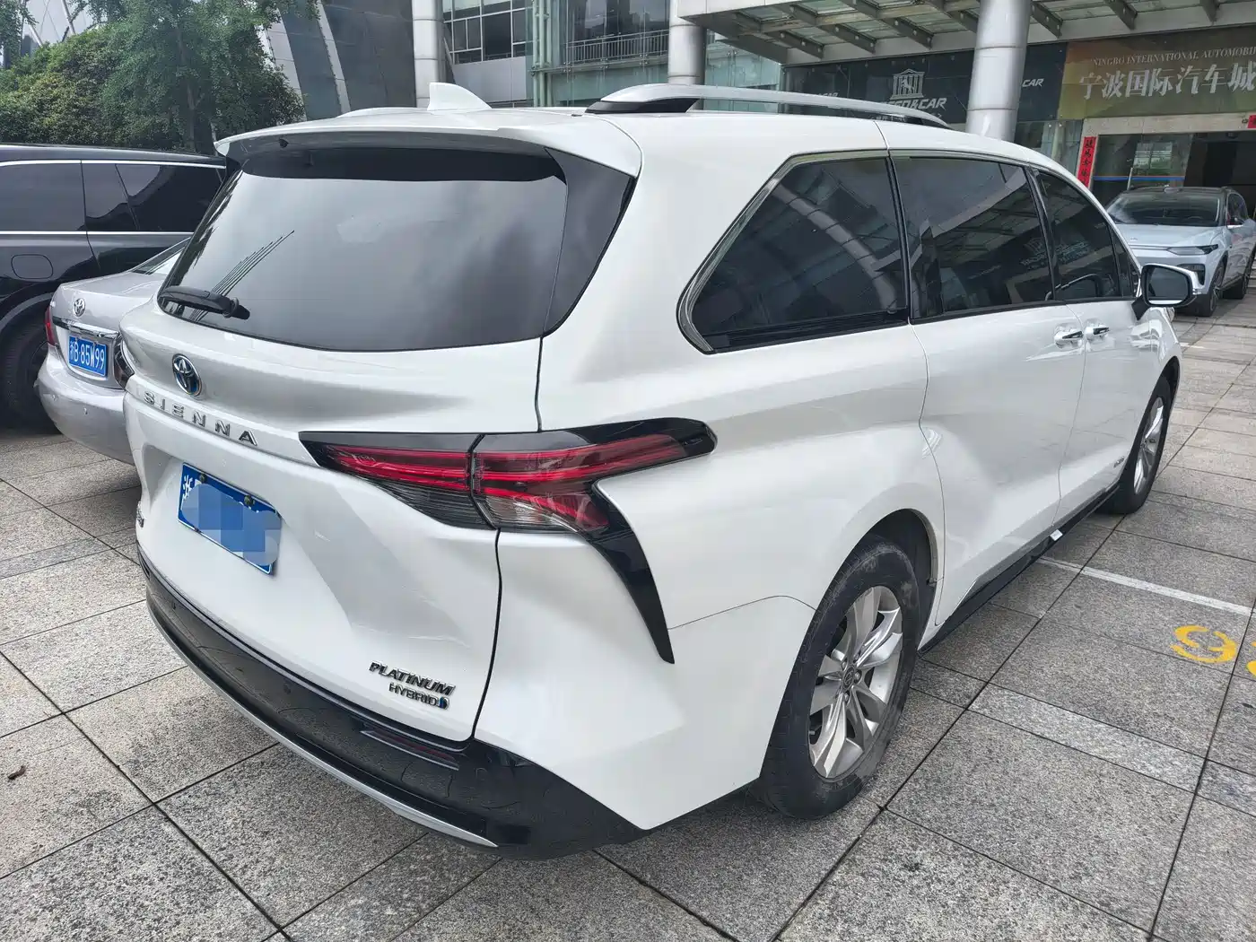 Toyota Sienna 2021 2.5L Hybrid Platinum Edition фото 7