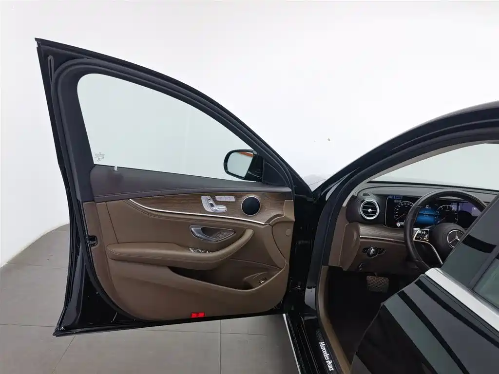 Mercedes-Benz E-Class 2023 E 300 L Fashion фото 8