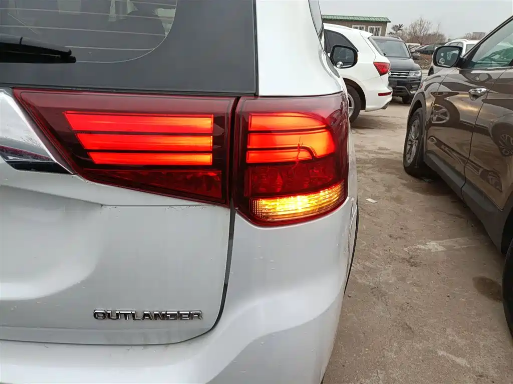 MITSUBISHI OUTLANDER