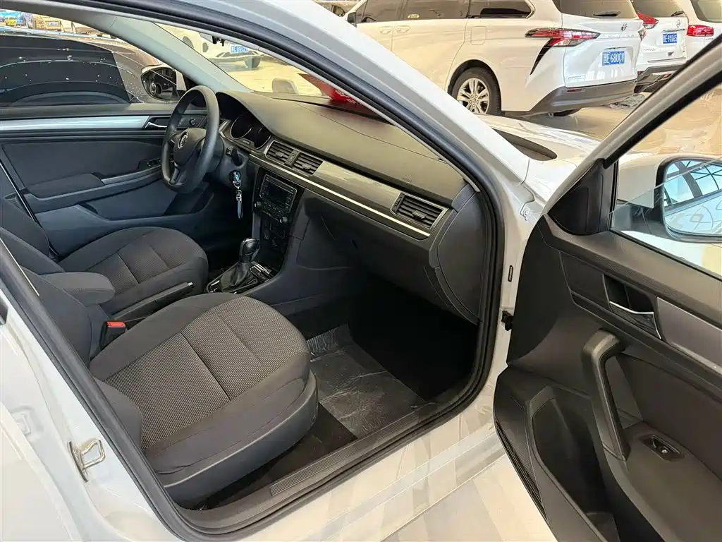 VOLKSWAGEN BORA