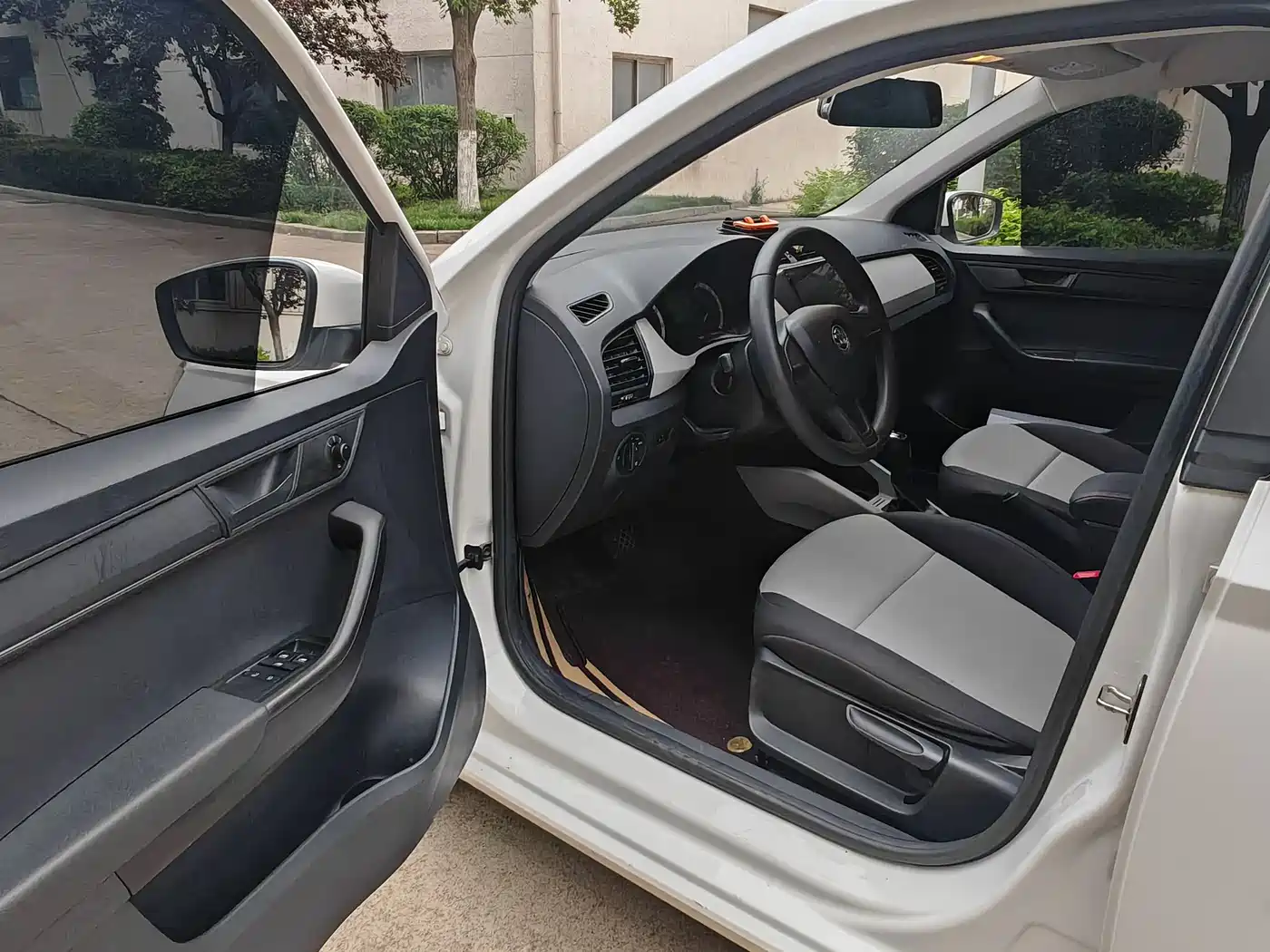 Škoda Fabia 2017 1.4L Auto Car Enjoy Edition фото 7