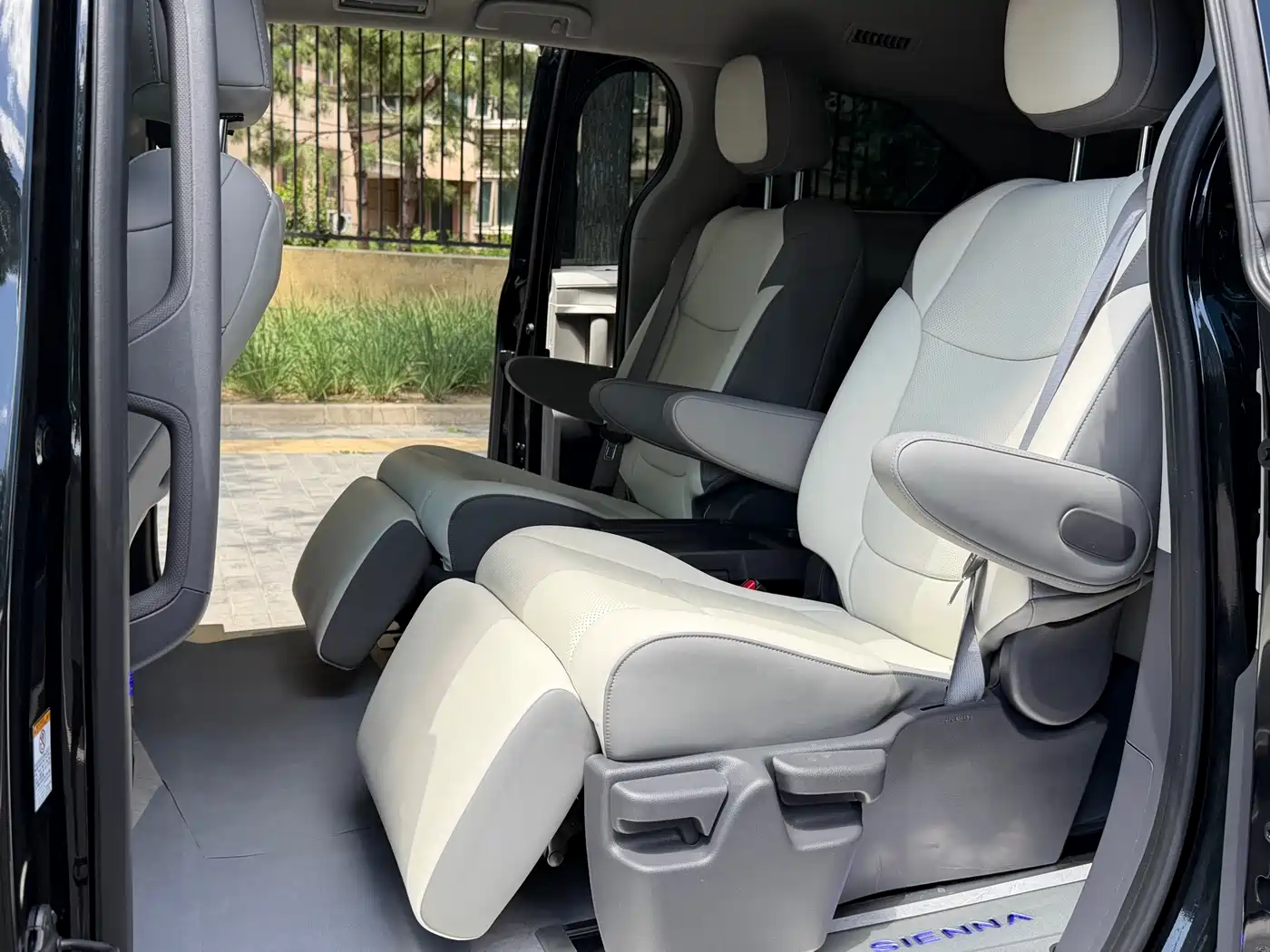 Toyota Sienna 2024 2.5L Hybrid Comfort Edition фото 10