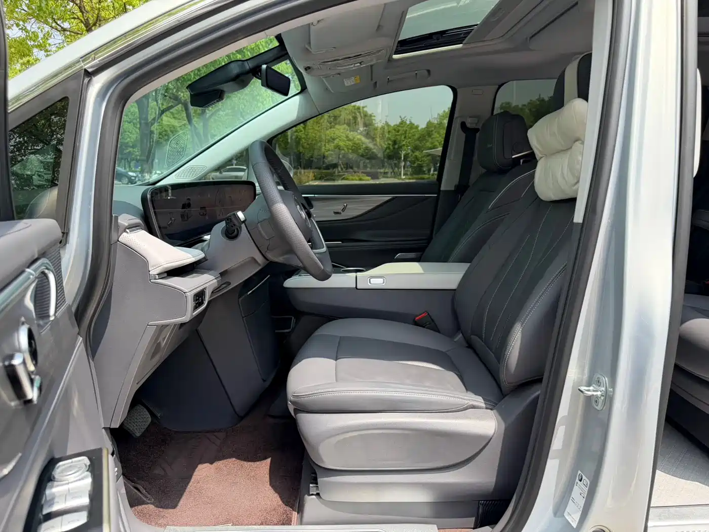 Buick GL8 New Energy 2026 Luzun Smart Luxury Avenir Edition фото 11