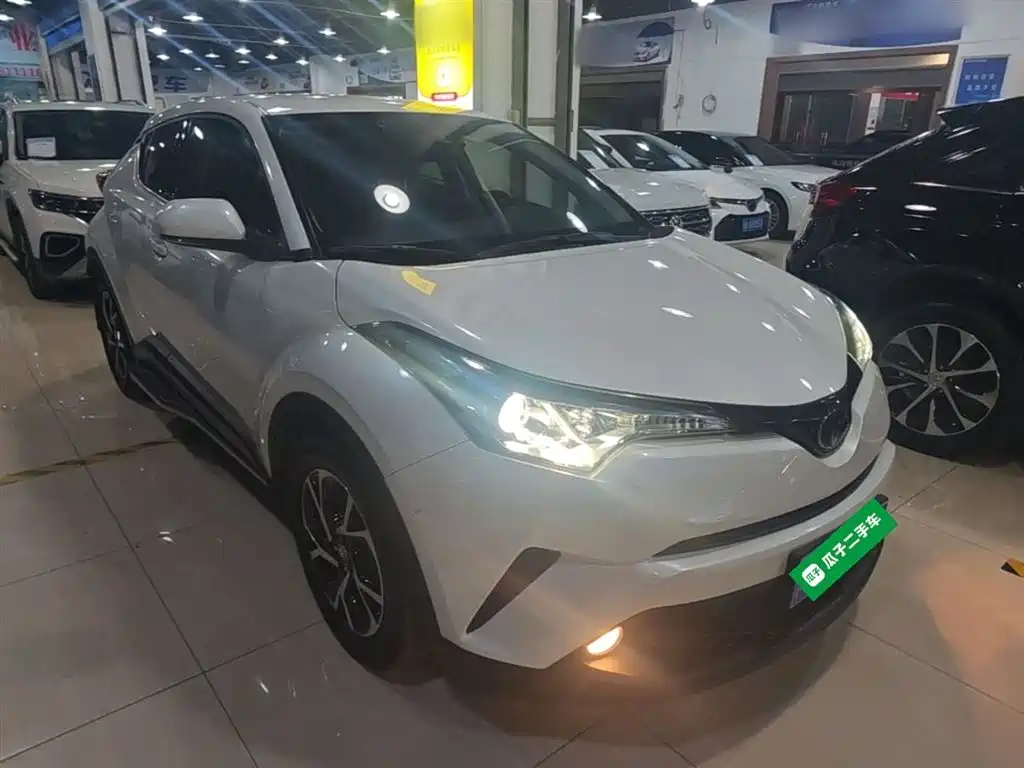 Toyota C-HR 2018 2.0L Leading Edition China V фото 4