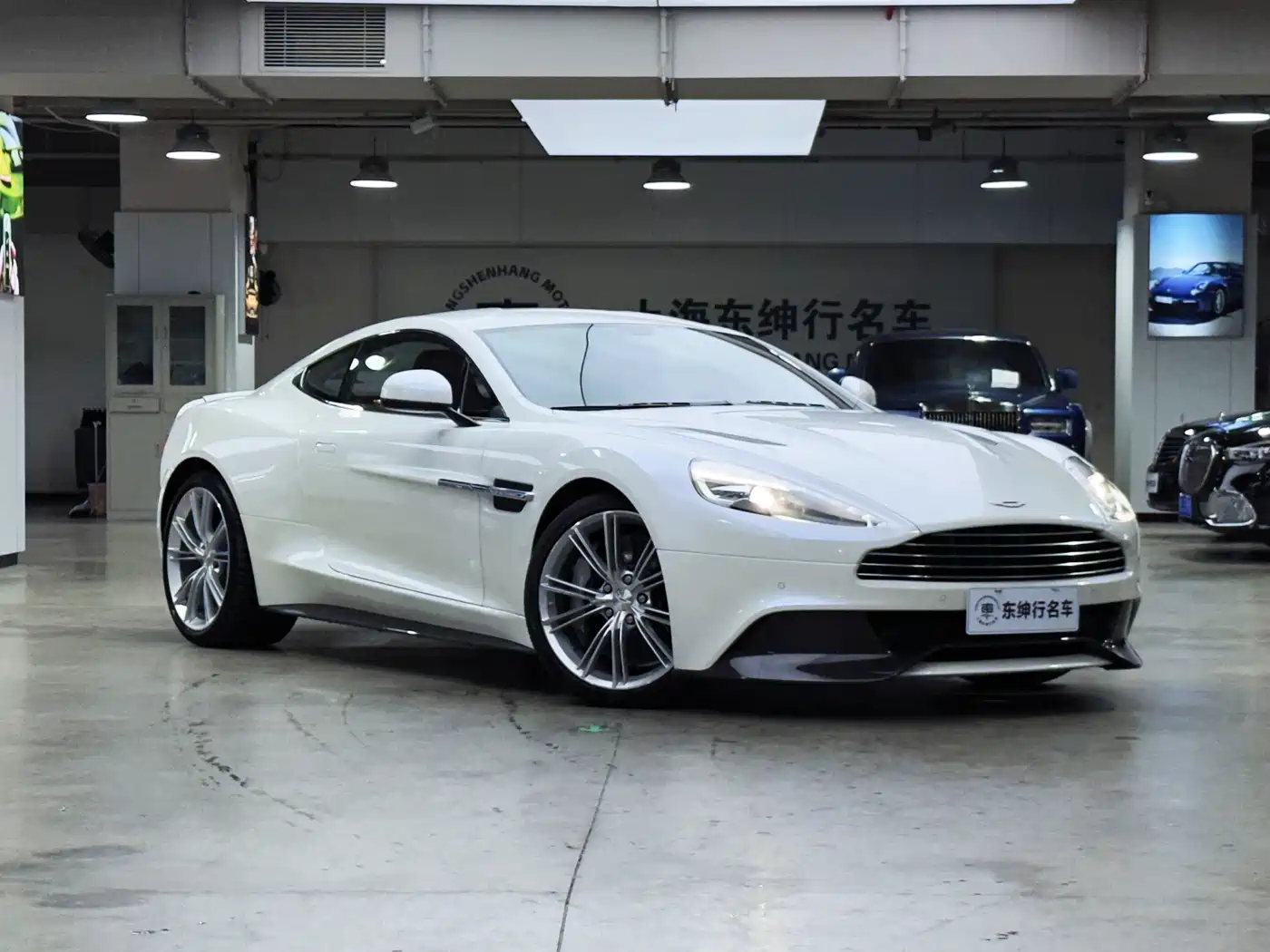 Aston Martin Vanquish 2013 6.0L Standard фото 3
