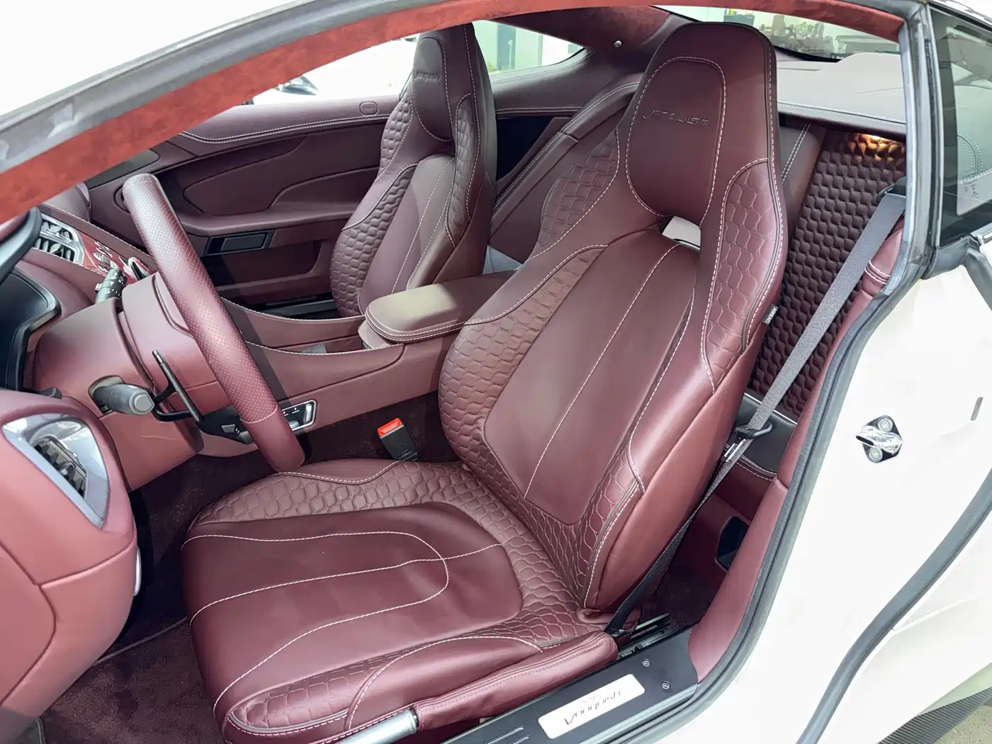 Aston Martin Vanquish 2013 6.0L Standard фото 14