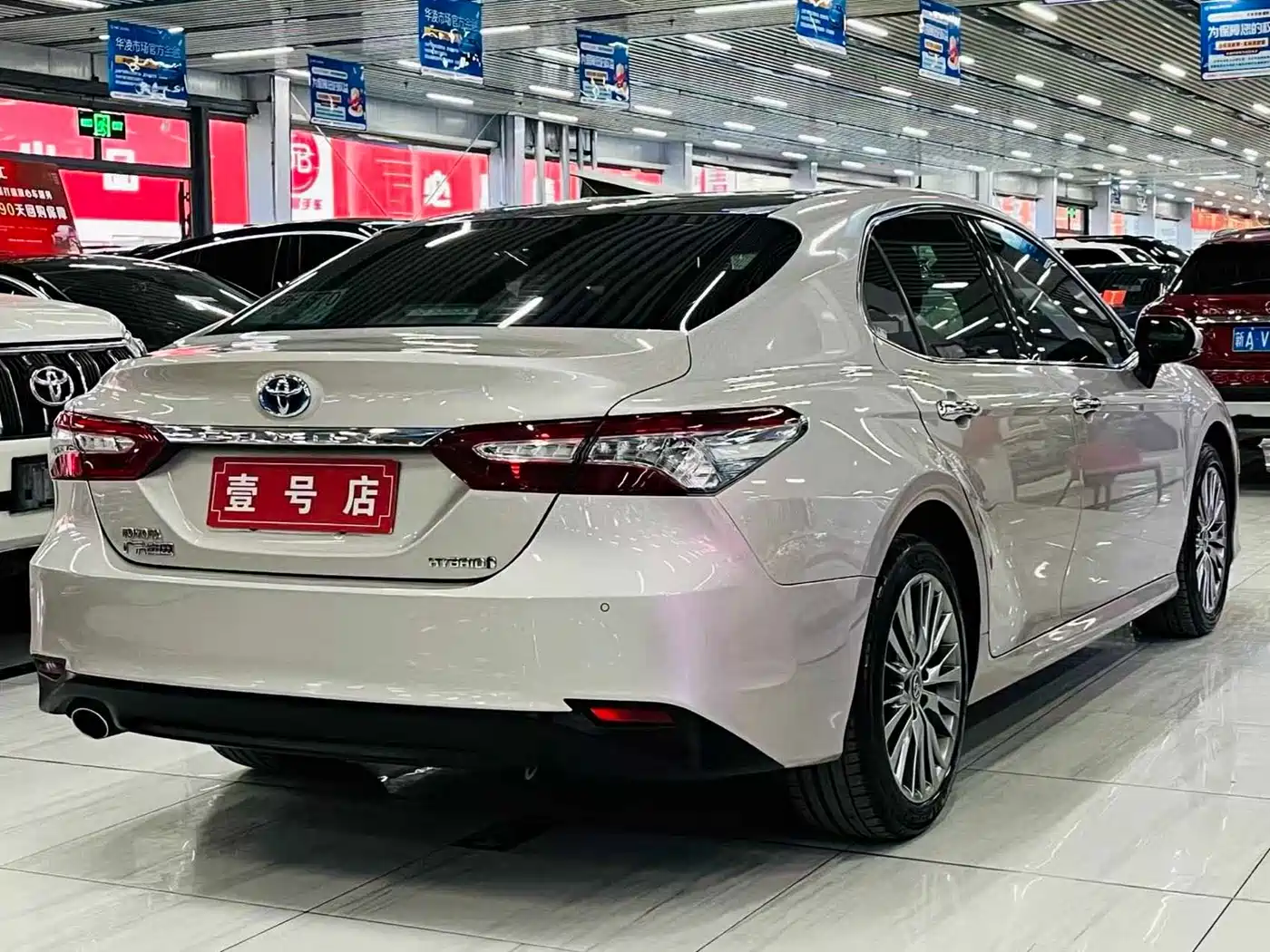 Toyota Camry 2018 Hybrid 2.5HG Luxury Edition фото 4