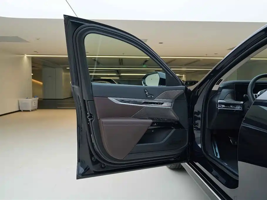 BMW 7 Series 2023 Model 740Li Leading M Sport Package фото 16
