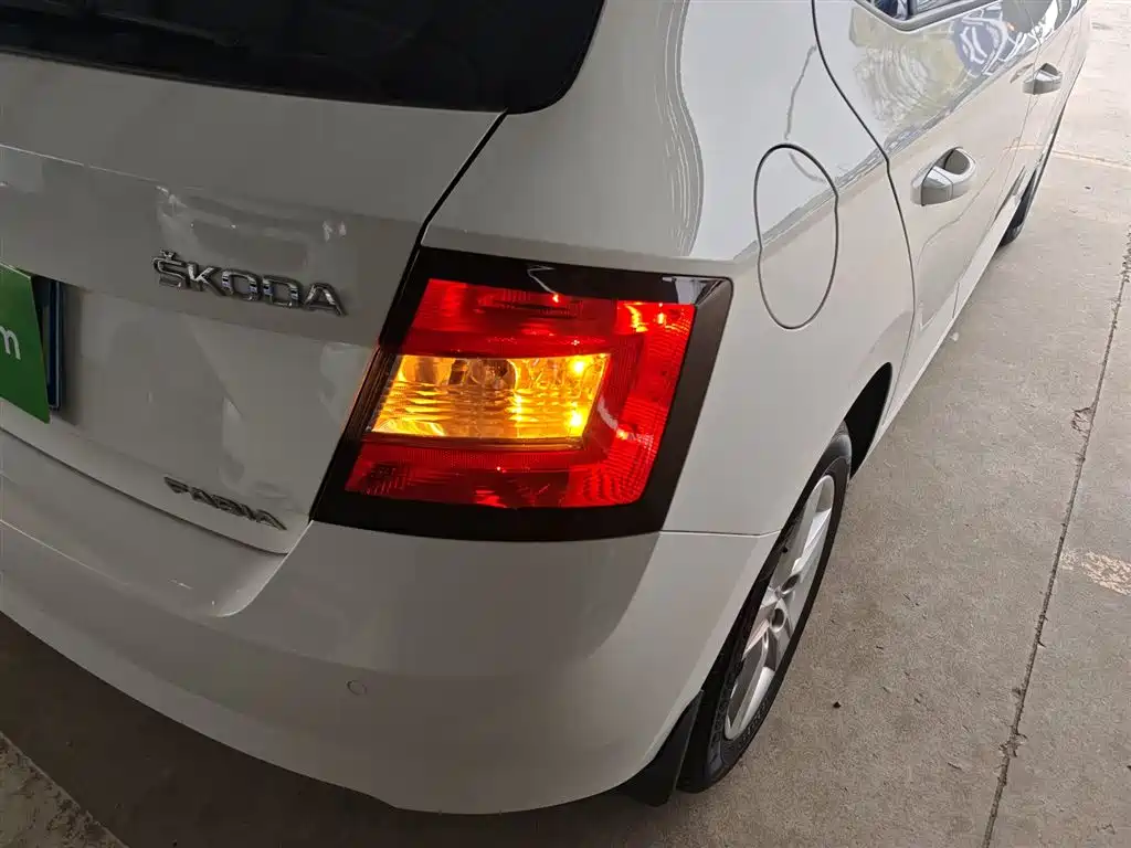 Škoda Fabia 2015 1.6L Automatic Innovation Edition фото 24