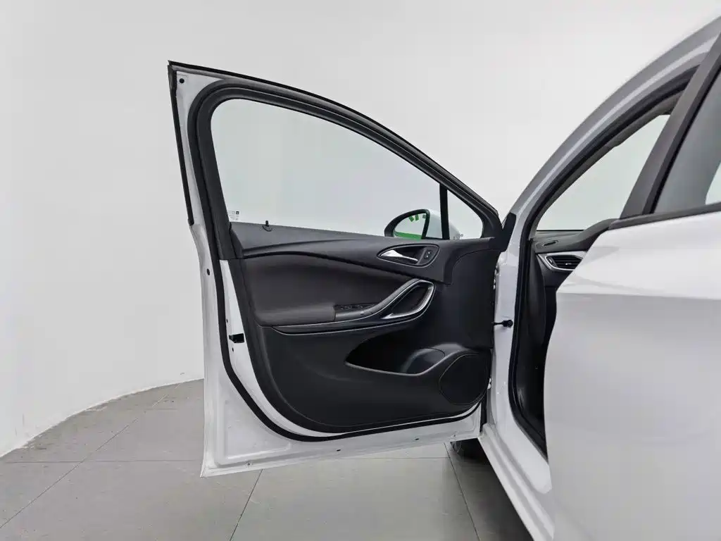 Photo 8 - Buick Verano