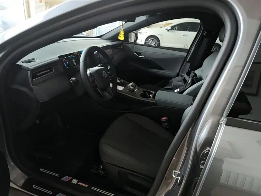 BYD Qin PLUS 2025 DM-i Smart Drive 55KM Leader фото 15