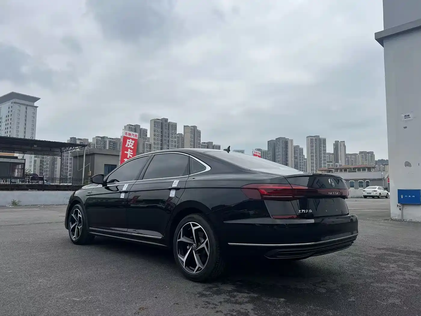 Volkswagen Passat 2025 Outstanding 330TSI Starlight Elite Edition фото 5