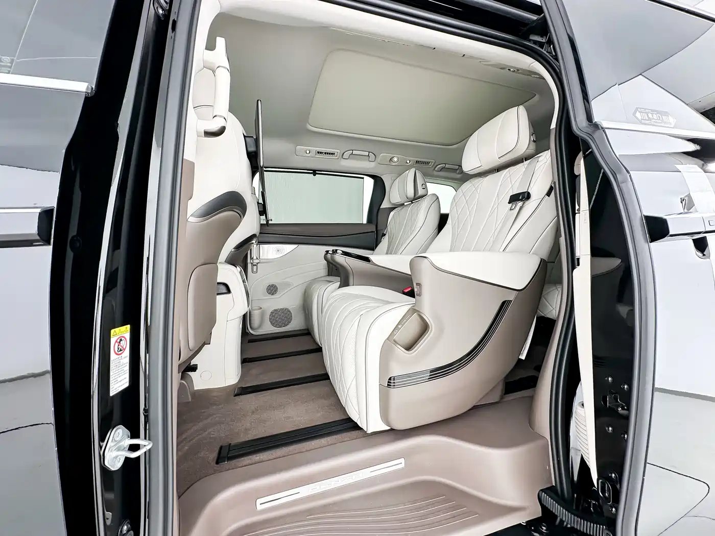 Denza D9 2022 DM-i 970 All-Wheel Drive Honor Edition фото 14
