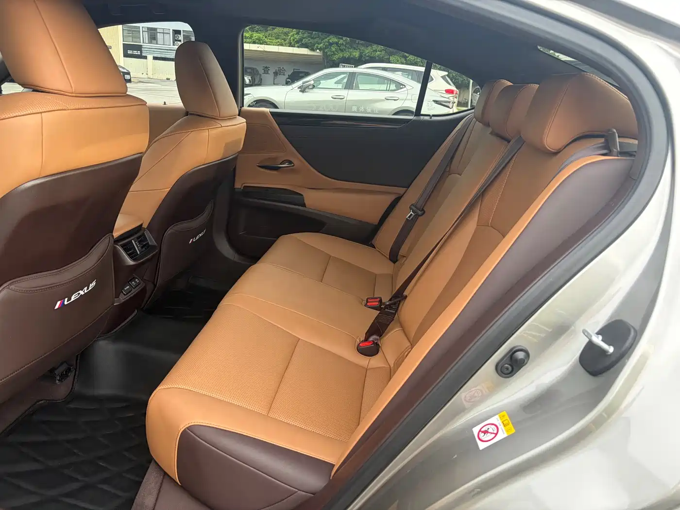Фото 6 - Lexus ES