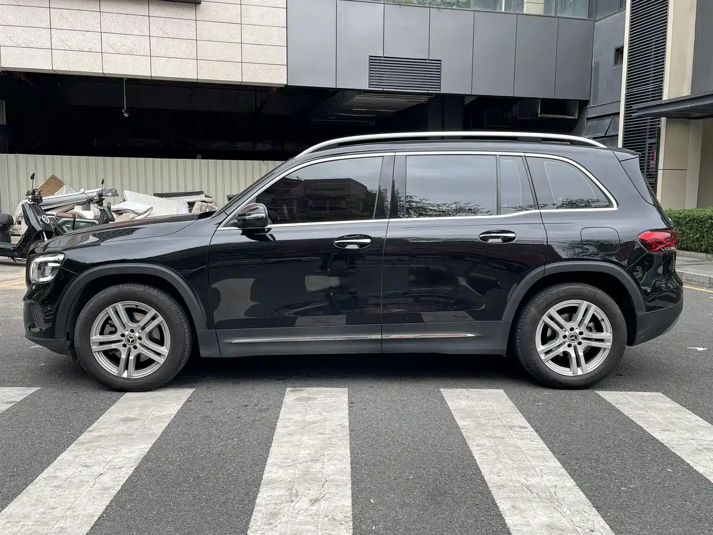 MERCEDES-BENZ GLB