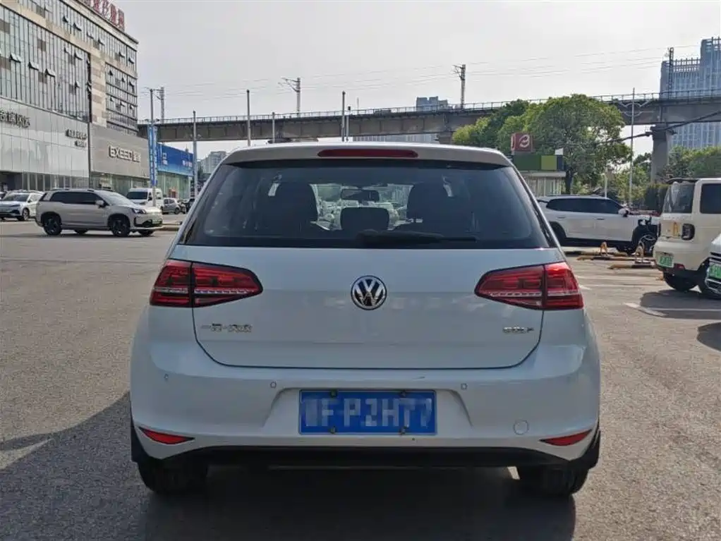 Volkswagen Golf 2017 1.6L Auto Comfort Millionth Edition фото 8