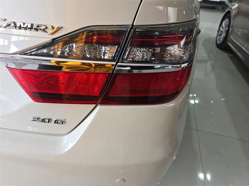 Toyota Camry 2016 2.0G 10th Anniversary Leading Edition фото 8