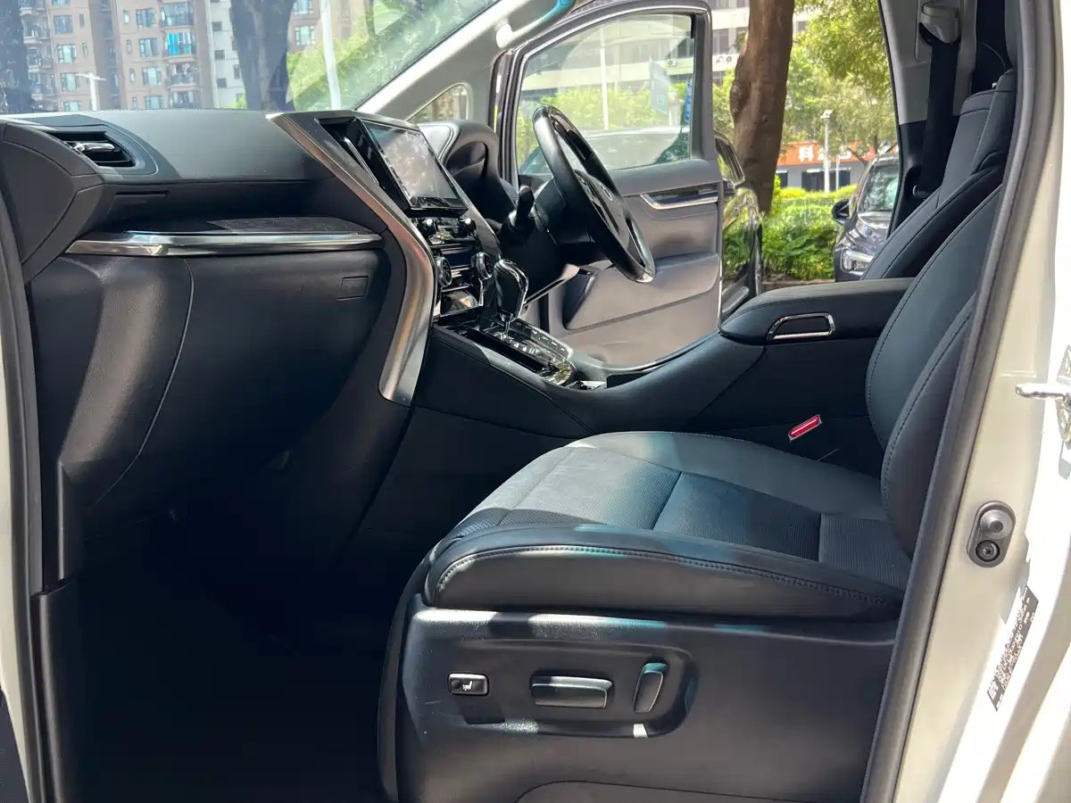 Toyota Vellfire фото 12