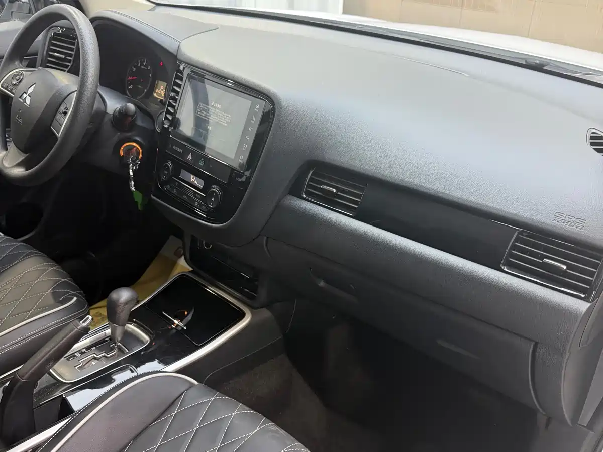 MITSUBISHI OUTLANDER