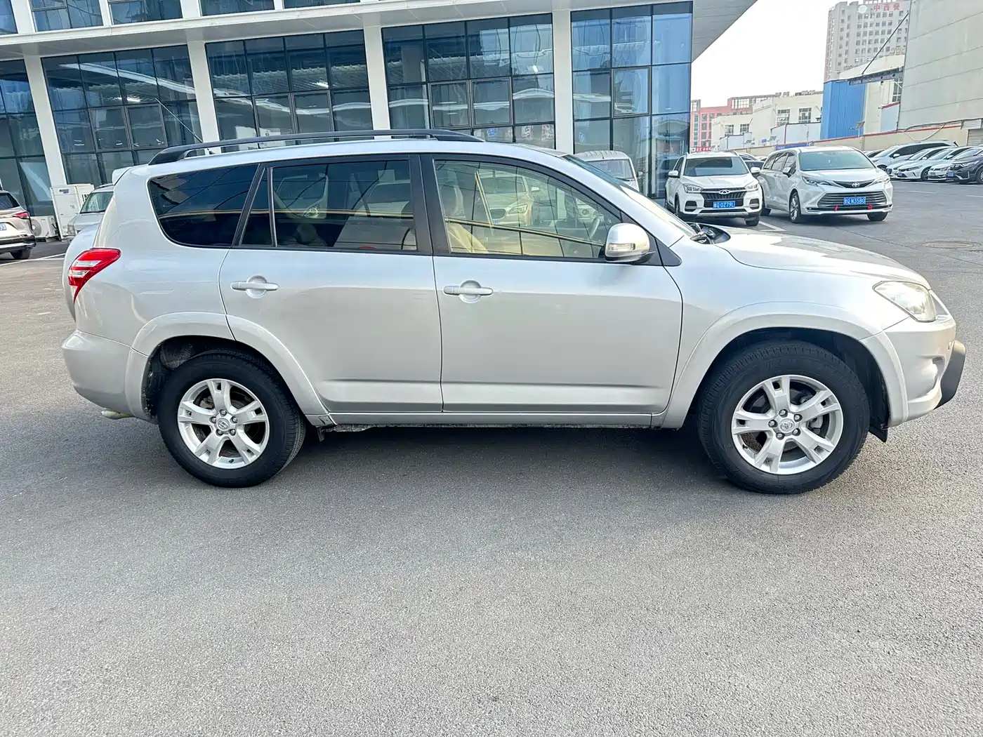 Toyota RAV4 Rongfang 2011 2.0L Automatic Luxury Edition фото 4