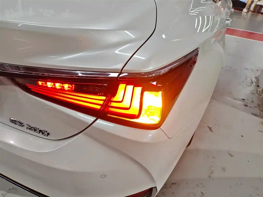 Lexus ES 2023 200 Excellence Edition фото 8