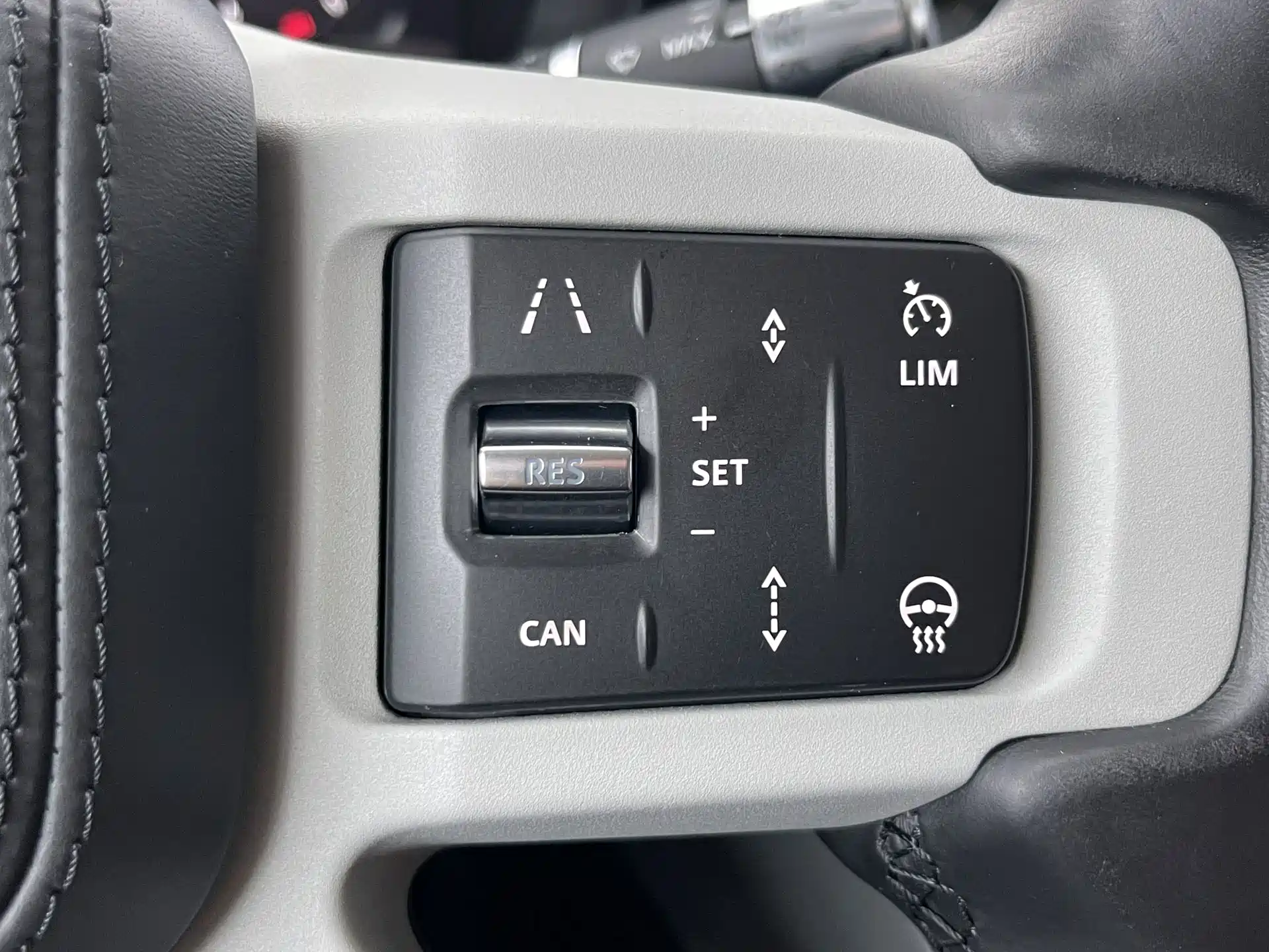 Photo 8 - Land Rover Defender